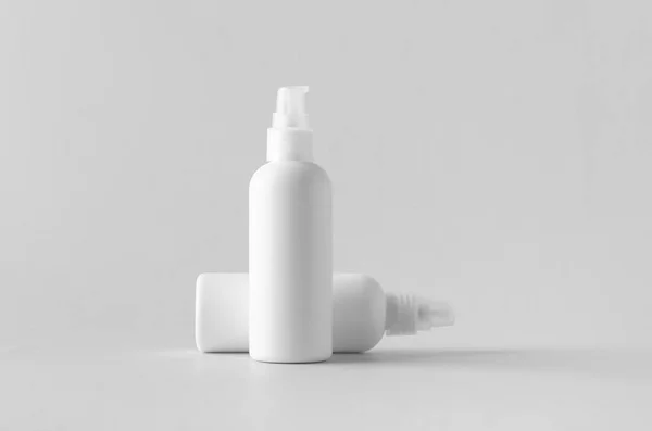 Beyaz plastik kozmetik köpük pompa şişe mock-up.