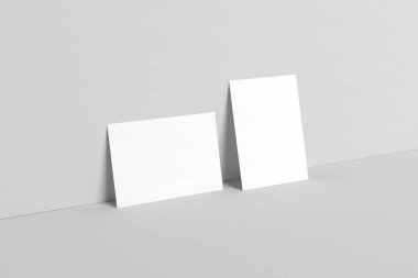 A6 El ilanı / kart / davet Mock-Up-iki el ilanları. Duvar arka plan. 3D çizim