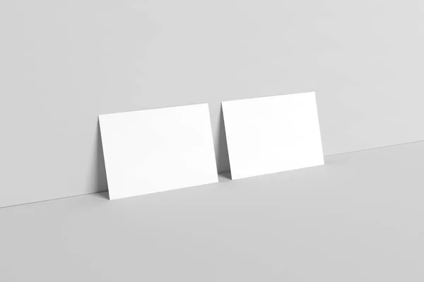 フライヤー ポストカード 招待モックアップ つのチラシ 壁の背景 イラストレーション — ストック写真