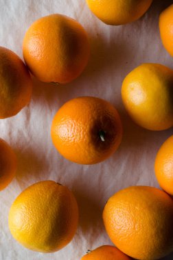 Portakal beyaz keten masa örtüsü üzerinde.