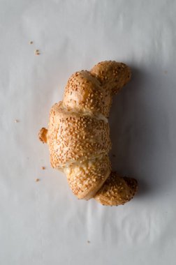 Beyaz parşömen kağıt üzerine taze kruvasan.