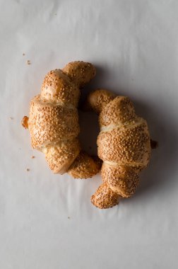 Beyaz parşömen kağıt üzerine taze kruvasanlar.