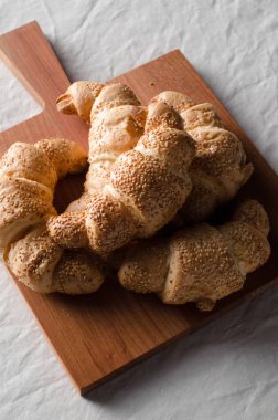 Beyaz keten masa örtüsü üzerinde taze kruvasanlar.