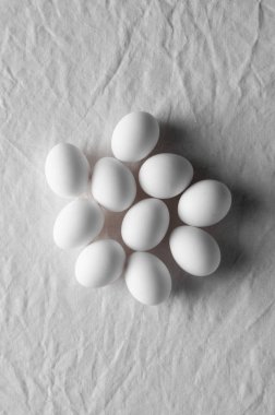 Bir beyaz keten masa örtüsü arka plan üzerinde beyaz yumurta.