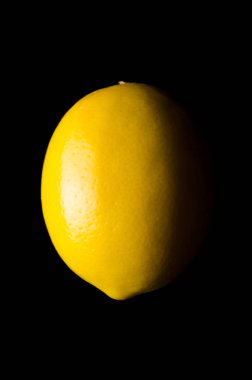 limon siyah arkaplanda izole.