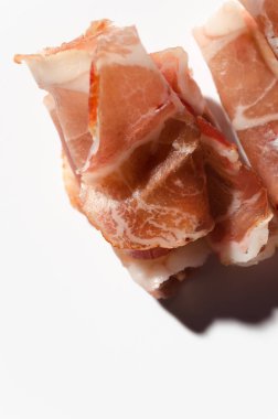 söğüş beyaz zemin üzerine