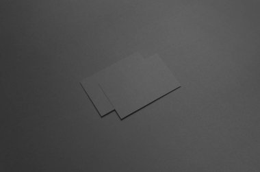 Siyah kartvizit Mock-Up (85x55mm) - iki örtüşen kart