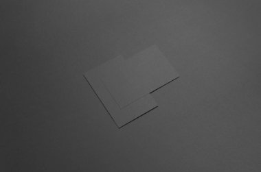 Siyah kartvizit Mock-Up (85x55mm) - iki örtüşen kart