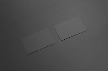 Siyah kartvizit Mock-Up (85x55mm) - iki kart