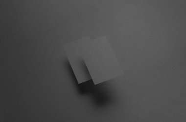 Siyah kartvizit Mock-Up (85x55mm) - iki kartları örtüşen yüzen