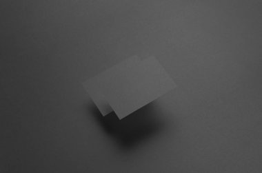 Siyah kartvizit Mock-Up (85x55mm) - iki kartları örtüşen yüzen