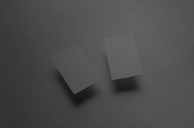 Siyah kartvizit Mock-Up (85x55mm) - iki yüzen kart