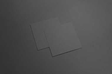 Siyah kare el ilanı / davet Mock-Up-iki örtüşen el ilanları