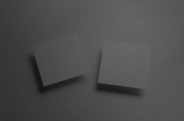 Siyah kare el ilanı / davet Mock-Up-iki yüzen el ilanları