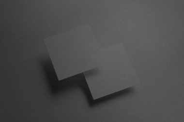 Siyah kare el ilanı / davet Mock-Up-iki el ilanları örtüşen yüzen