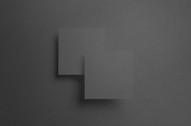 Siyah kare el ilanı / davet Mock-Up-iki el ilanları örtüşen yüzen