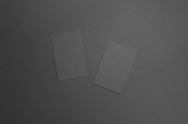 Siyah kartvizit Mock-Up (85x55mm) - iki kart