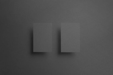 Siyah kartvizit Mock-Up (85x55mm) - iki yüzen kart