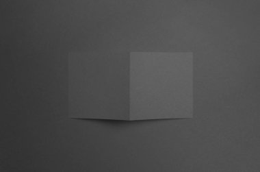 Siyah kare ikiye katlanmış broşür Mock-Up