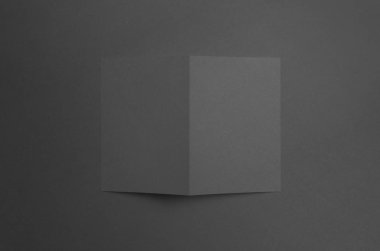 Siyah A6 ikiye katlanmış / yarı katlı broşür Mock-Up