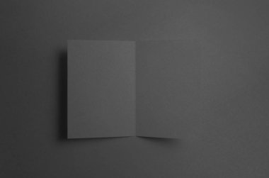 Siyah A6 ikiye katlanmış / yarı katlı broşür Mock-Up