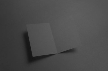 Siyah A6 ikiye katlanmış / yarı katlı broşür Mock-Up