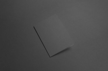 Siyah A6 ikiye katlanmış / yarı katlı broşür Mock-Up-açık