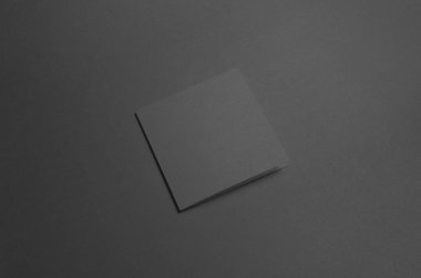 Siyah kare ikiye katlanmış broşür Mock-Up - ön