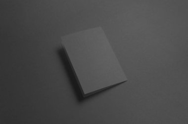 Siyah A6 ikiye katlanmış / yarı katlı broşür Mock-Up-arka
