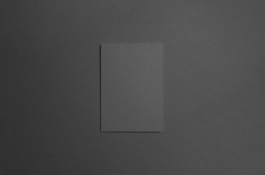 Siyah A6 ikiye katlanmış / yarı katlı broşür Mock-Up-açık