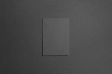 Siyah A6 ikiye katlanmış / yarı katlı broşür Mock-Up-arka