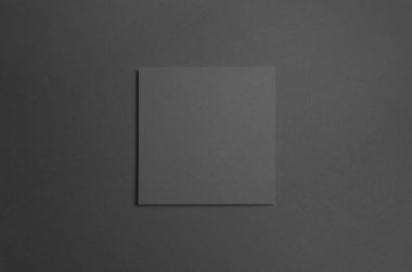 Siyah kare ikiye katlanmış broşür Mock-Up-arka