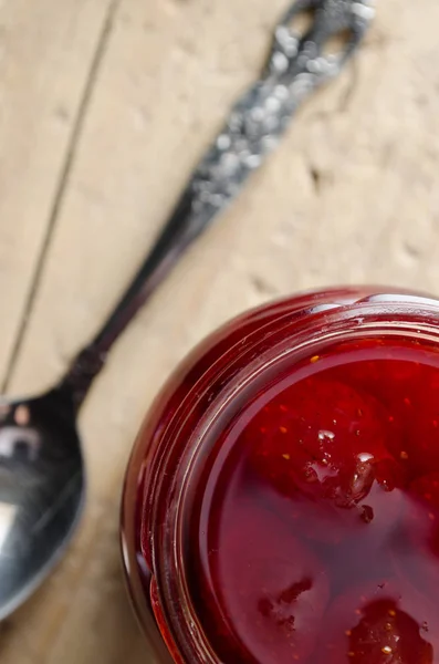 Strawberry Jam Spoon Egy Fából Készült Asztal — Stock Fotó