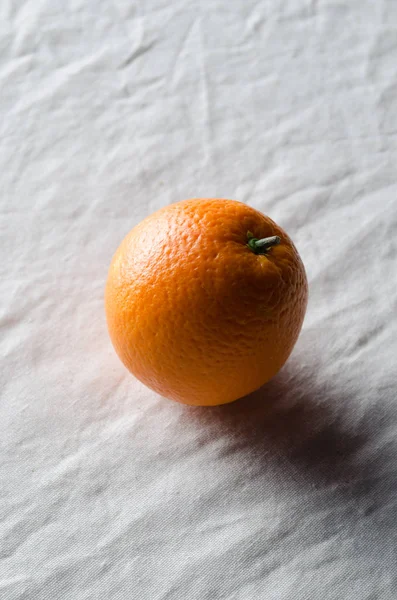 Arancione Una Tovaglia Lino Bianco — Foto Stock