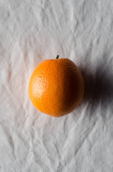 Arancione Una Tovaglia Lino Bianco — Foto Stock