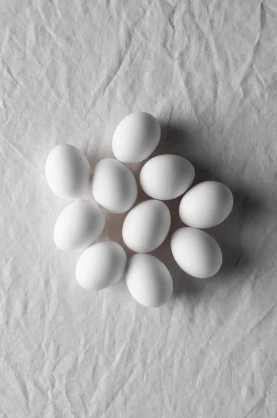 Bir beyaz keten masa örtüsü arka plan üzerinde beyaz yumurta.