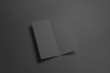 Siyah Dl ikiye katlanmış broşür Mock-Up