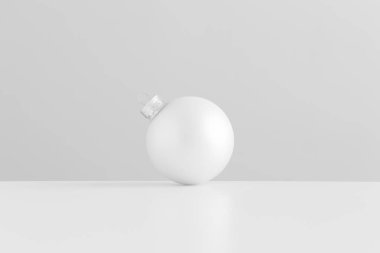 Beyaz mat noel topu.