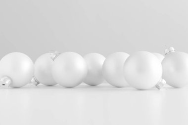 Birden fazla beyaz mat noel topları.