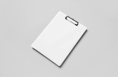 Boş bir kağıtla beyaz pano maketi.