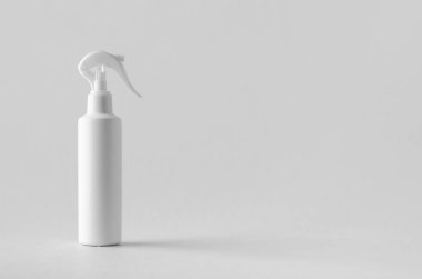 Beyaz kozmetik tetik püskürtücü şişe mockup.