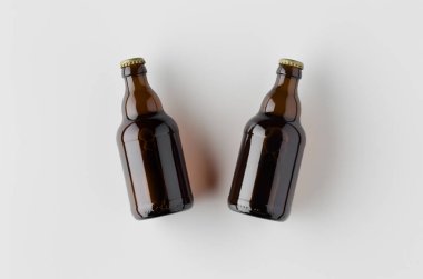 İki bira şişesi mockup üst görünümü.