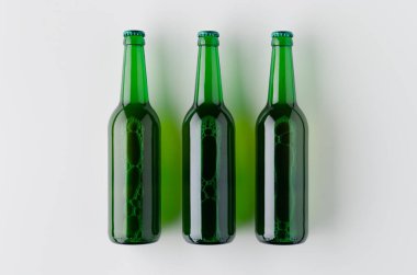 Üç bira şişesi mockup üst görünümü.