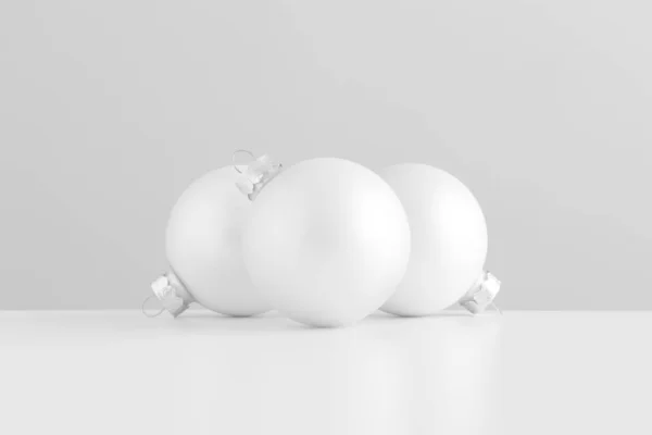 Drie witte matte kerstballen. — Stockfoto