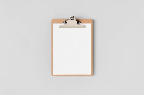 Boş bir kağıt ile ahşap pano mockup. Üstte görüntü.