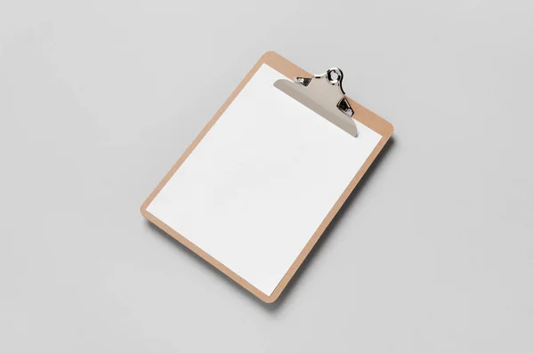 Holzklemmbrett-Attrappe mit einem leeren Papier. — Stockfoto