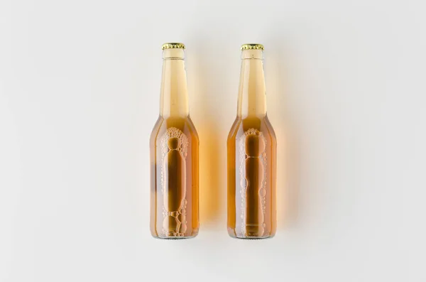 Верхний вид макета двух бутылок пива . — стоковое фото