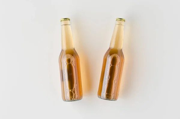 Top vy över två ölflaskor utkast. — Stockfoto