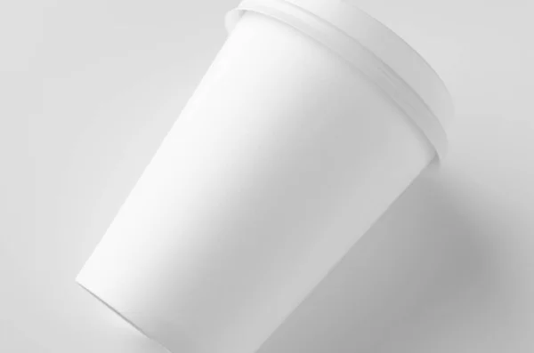 12 Unzen weiße Kaffeepapiertasse-Attrappe mit Deckel. — Stockfoto