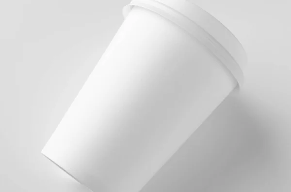 12 once. tazza di carta da caffè bianco mockup con coperchio . — Foto Stock